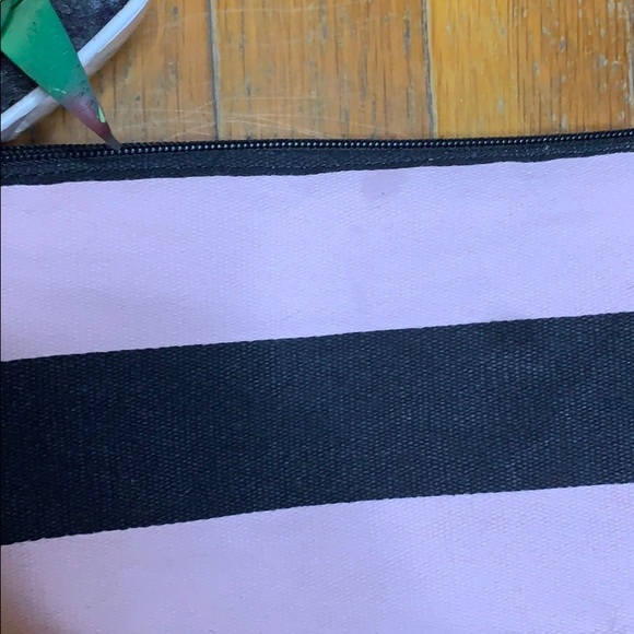 🌵 Victoria secret extra large duffle bag - Picture 3 of 6